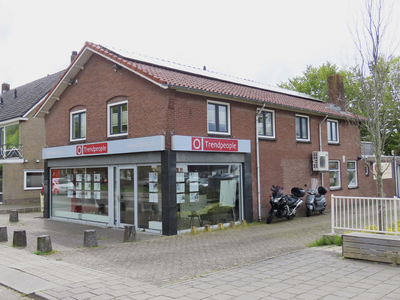 908862 Gezicht op de voor- en zijgevel van het pand Rijksstraatweg 96 (uitzendbureau Trendpeople) te De Meern (gemeente ...